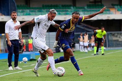 Serie A, Napoli vs Hellas Verona: Napoli's Pasquale Mazzocchi, left, and Hellas Verona's Dailon Livramento in action 